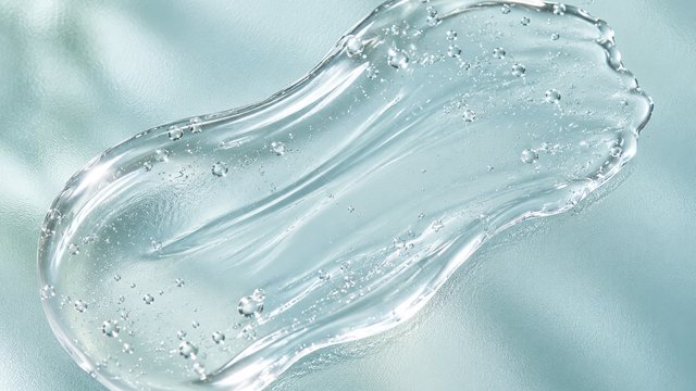 すりガラスの上にのばした、透明でとろみのある美容液